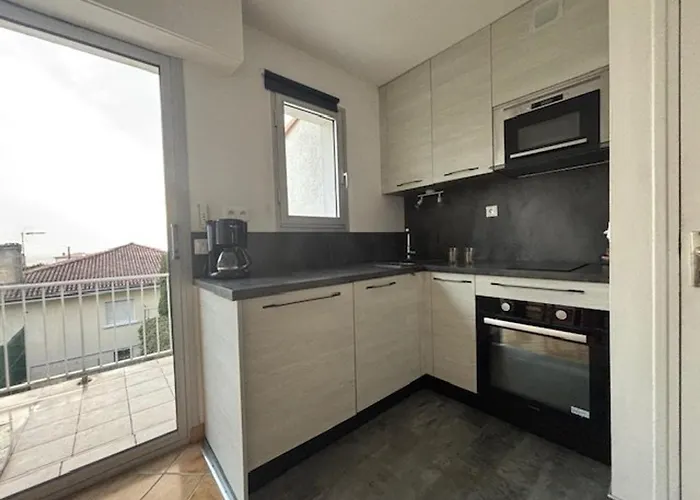 Apartamento T3 Avec Terrasse Et Parking à Royan - Fr-1-494-223 *